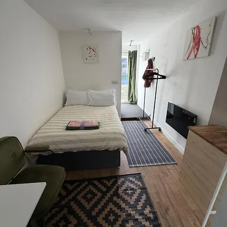 Garden Flat 2&parking Apartment